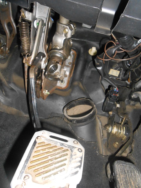 Откручиваем болты крестовины Toyota Camry 