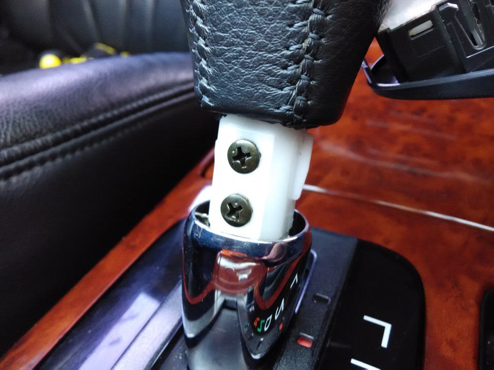 Выкручиваем 2 крестовых шурупчика на ручке АКПП Toyota Camry