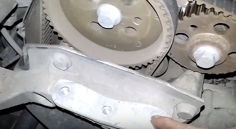 Отворачивание болтов крепления правой опоры двигателя Skoda Fabia I