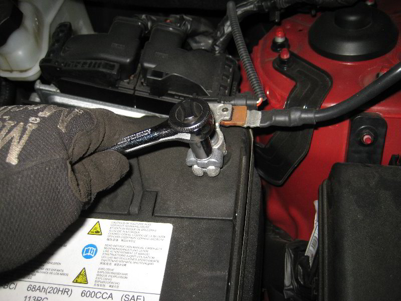 Снять клемму с «минусового» вывода аккумуляторной батареи на автомобиле Hyundai Solaris