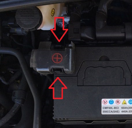 Фиксаторы колпачка «плюсового» вывода аккумуляторной батареи на автомобиле Hyundai Solaris