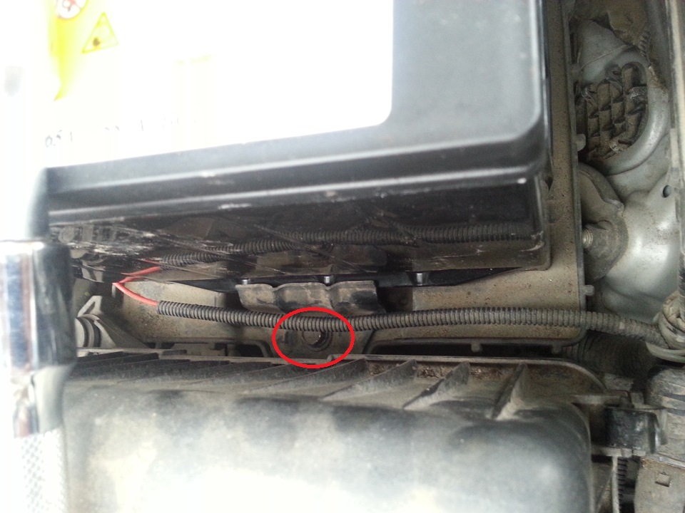 Снять болт прижимной пластины аккумуляторной батареи на автомобиле Hyundai Solaris