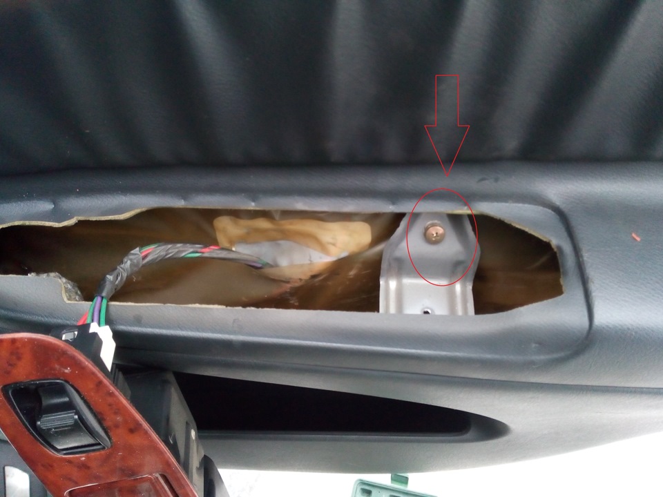 Откручиваем болт за декоративной вставкой Toyota Camry