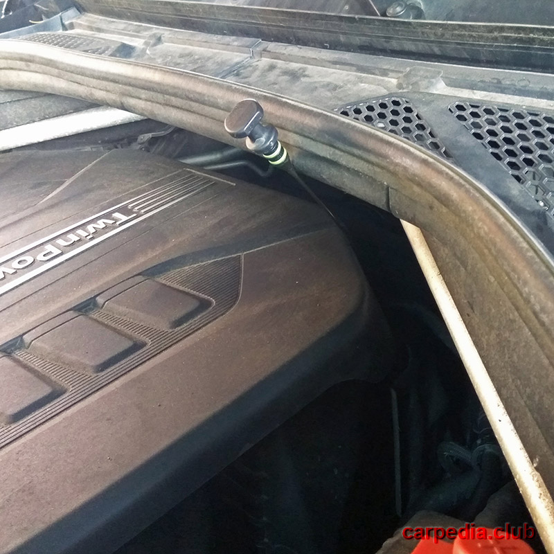 Погружение маслоизмерительного щупа в картер двигателя BMW X5