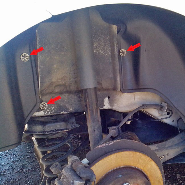 Расположение 3-х пружинных держателей брызговика на боковине кузова Ford Focus 2