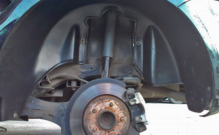 Установленный на место задний подкрылок Ford Focus 2