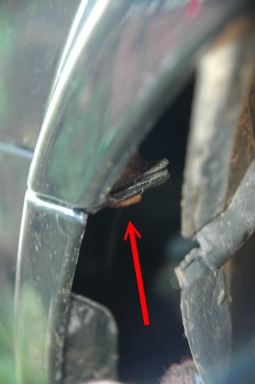Откручиваем саморез Nissan Primera