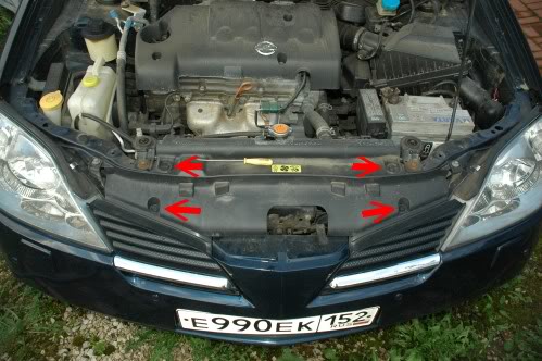 Клипсы под капотом Nissan Primera
