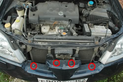 Откручиваем два болта и отщелкиваем две клипсы Nissan Primera