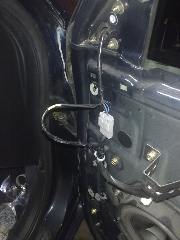 Соединяем провода на моторчик на дверях Nissan Primera