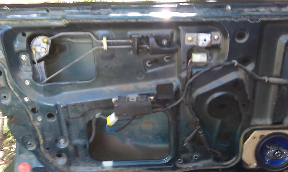 Дверь в разборе Nissan Primera