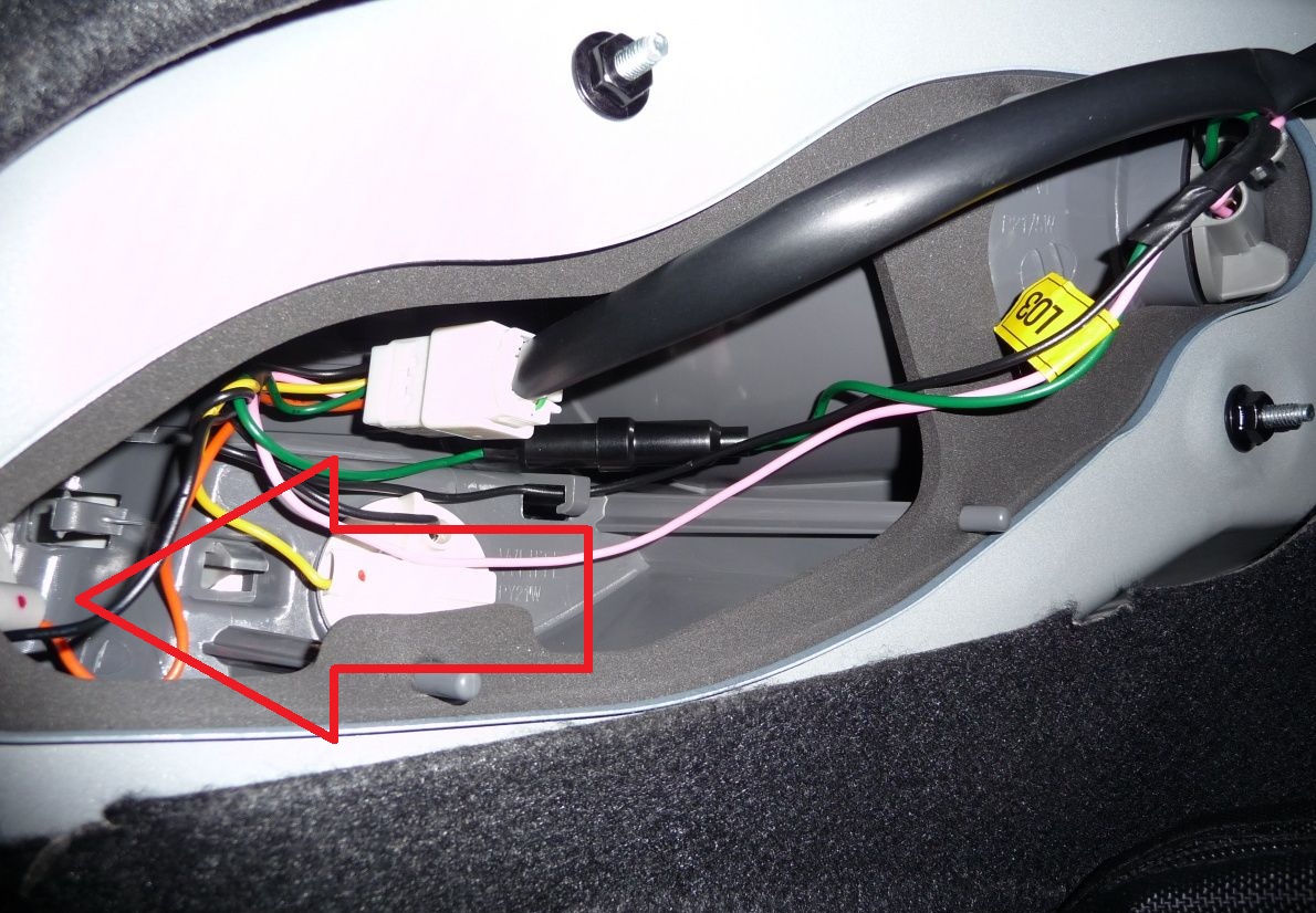 Расположение задней противотуманной лампы/лампы заднего хода на автомобиле Hyundai Solaris