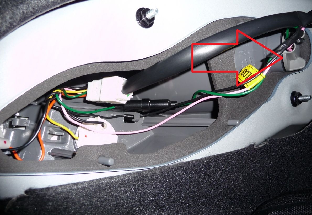 Снять патрон лампы стоп-сигнала/заднего габаритного огня на автомобиле Hyundai Solaris