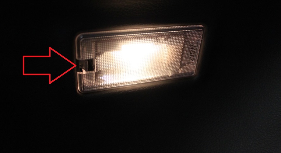 Снять плафон освещения багажника на автомобиле Hyundai Solaris