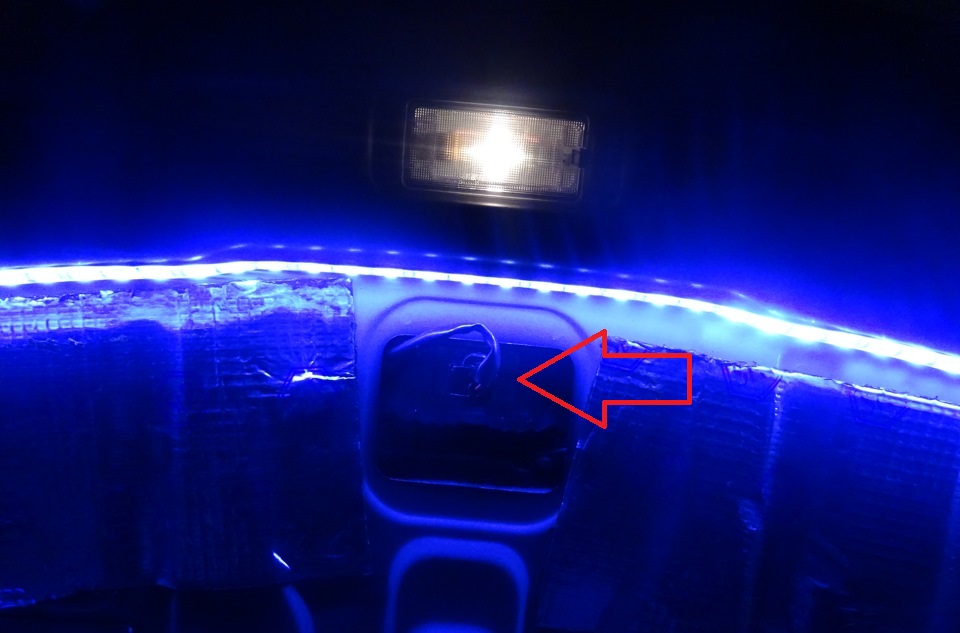 Снять патрон лампы дополнительного стоп-сигнала на автомобиле Hyundai Solaris