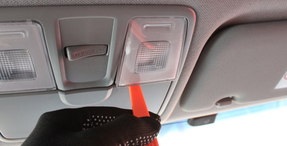 Снять рассеиватель плафона индивидуального освещения на автомобиле Hyundai Solaris