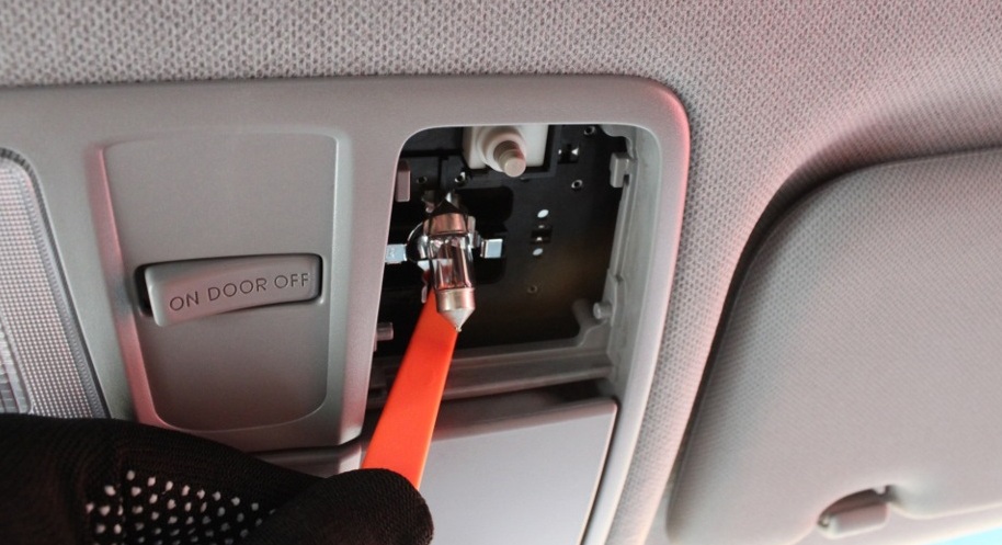 Снять лампу индивидуального освещения на автомобиле Hyundai Solaris