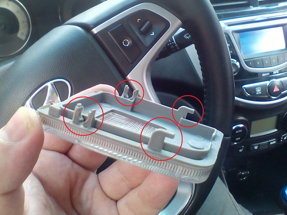 Крепление рассеивателя плафона индивидуального освещения на автомобиле Hyundai Solaris