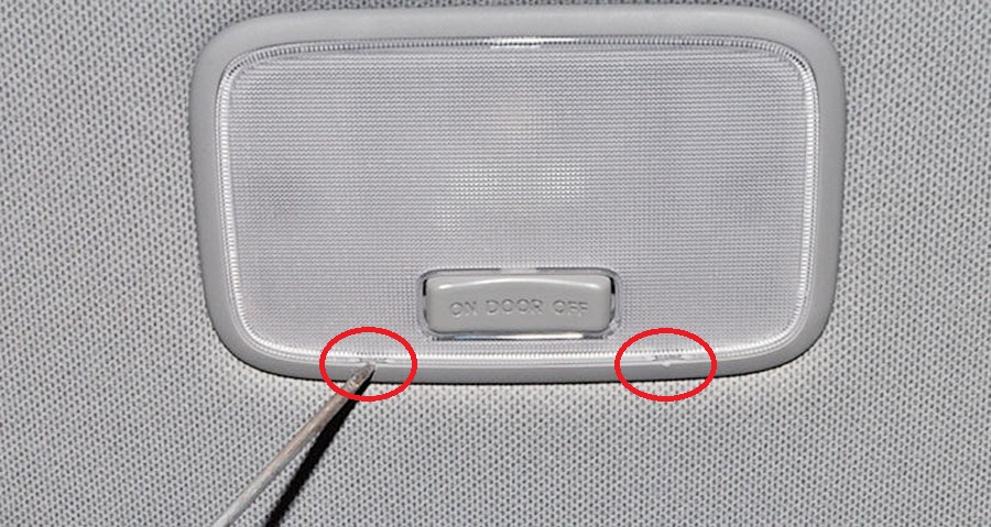 Снять рассеиватель плафона общего освещения салона на автомобиле Hyundai Solaris