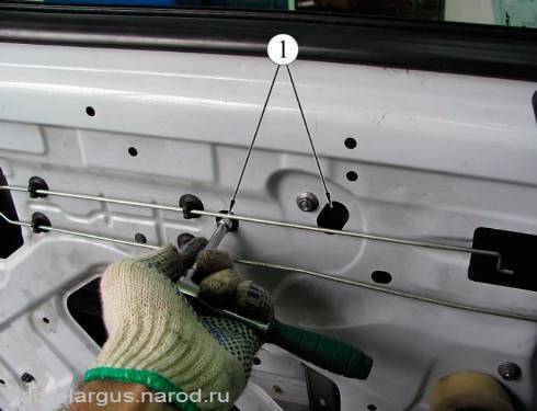 Крепление стекла задней двери к ползуну стеклоподъемника Lada Largus