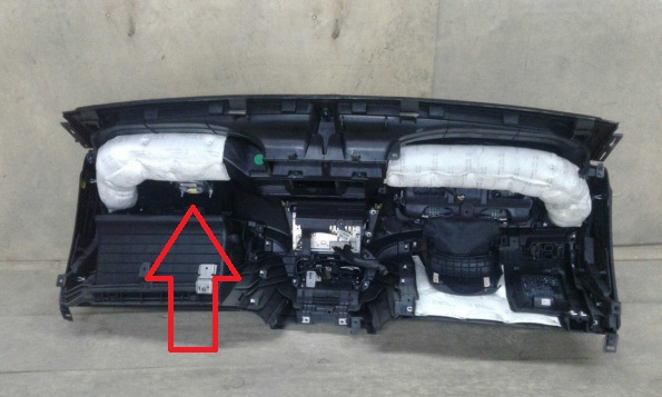 Расположение модуля подушки безопасности пассажира на автомобиле Hyundai Solaris