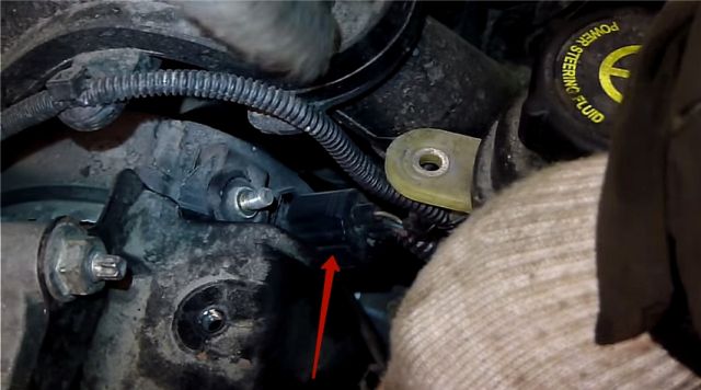 Отсоединение колодки проводов от разъема генератора Ford Focus 2