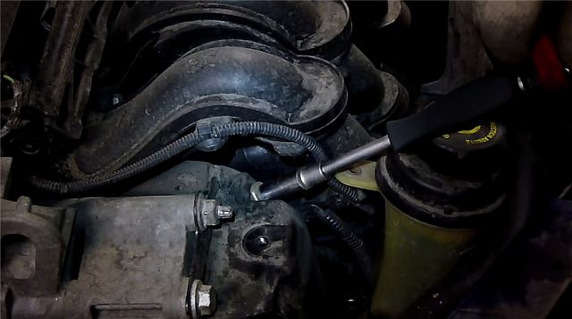 Снятие наконечника провода с вывода генератора Ford Focus 2