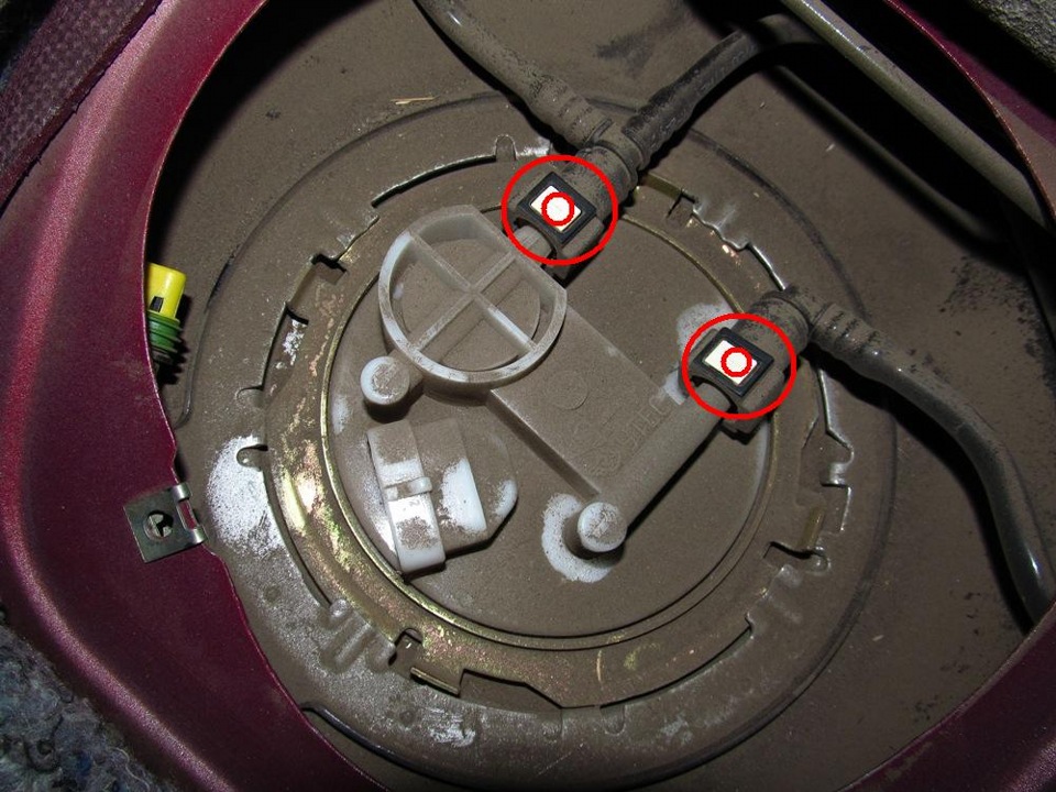 Размещение фиксаторов крепления топливных шлангов к бензонасосу Лада Гранта (ВАЗ 2190)