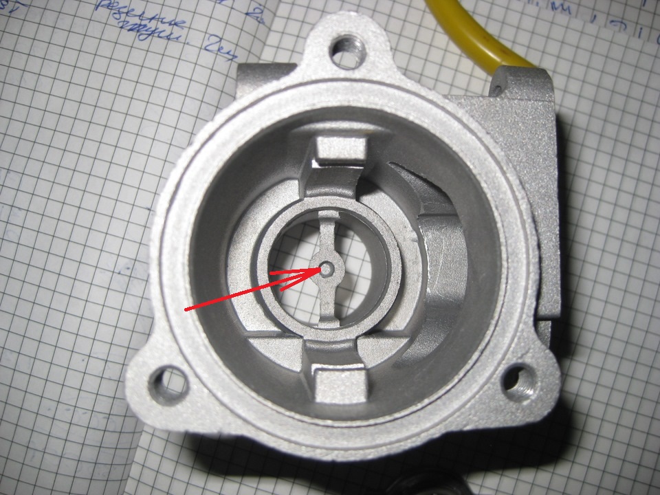 Отверстие в корпусе термостата для установки штока баллона элемента термостата Лада Гранта (ВАЗ 2190)