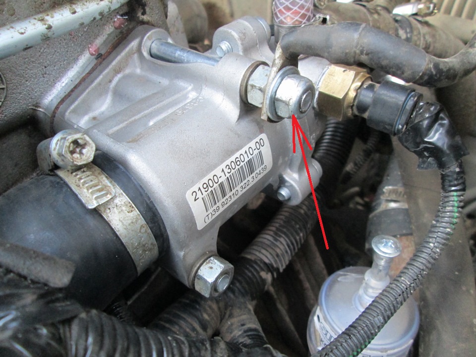 Размещение гайки крепления провода массы к термостату двигателя Лада Гранта (ВАЗ 2190)