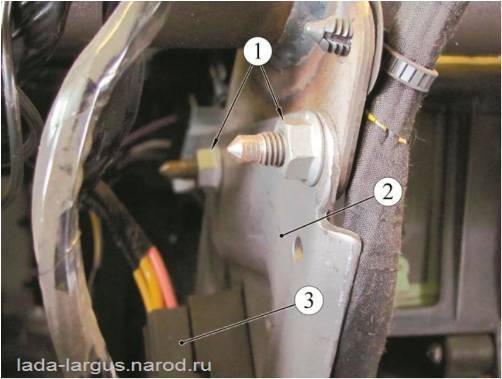 Верхнее крепление усилителя поперечины панели приборов Lada Largus
