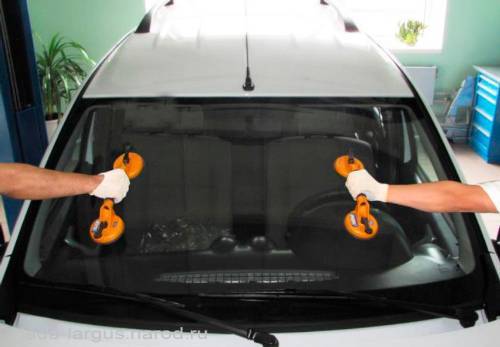 Установка стекла с помощью держателей Lada Largus