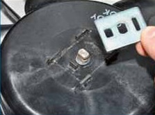Снимаем фиксирующую пластину с выступов ступицы крыльчатки на автомобиле Лада Гранта