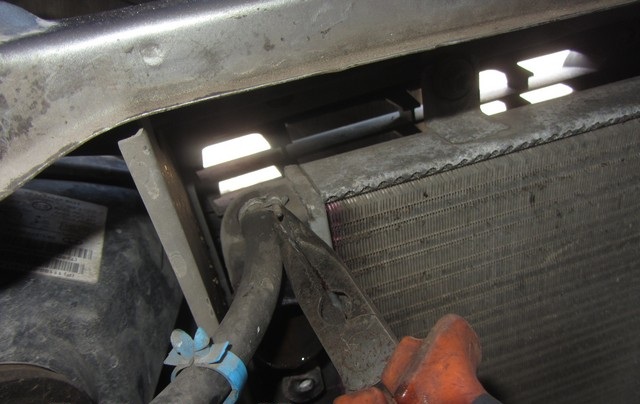 Ослабление хомута крепления шланга от расширительного бачка к радиатору системы охлаждения Лада Гранта (ВАЗ 2190)