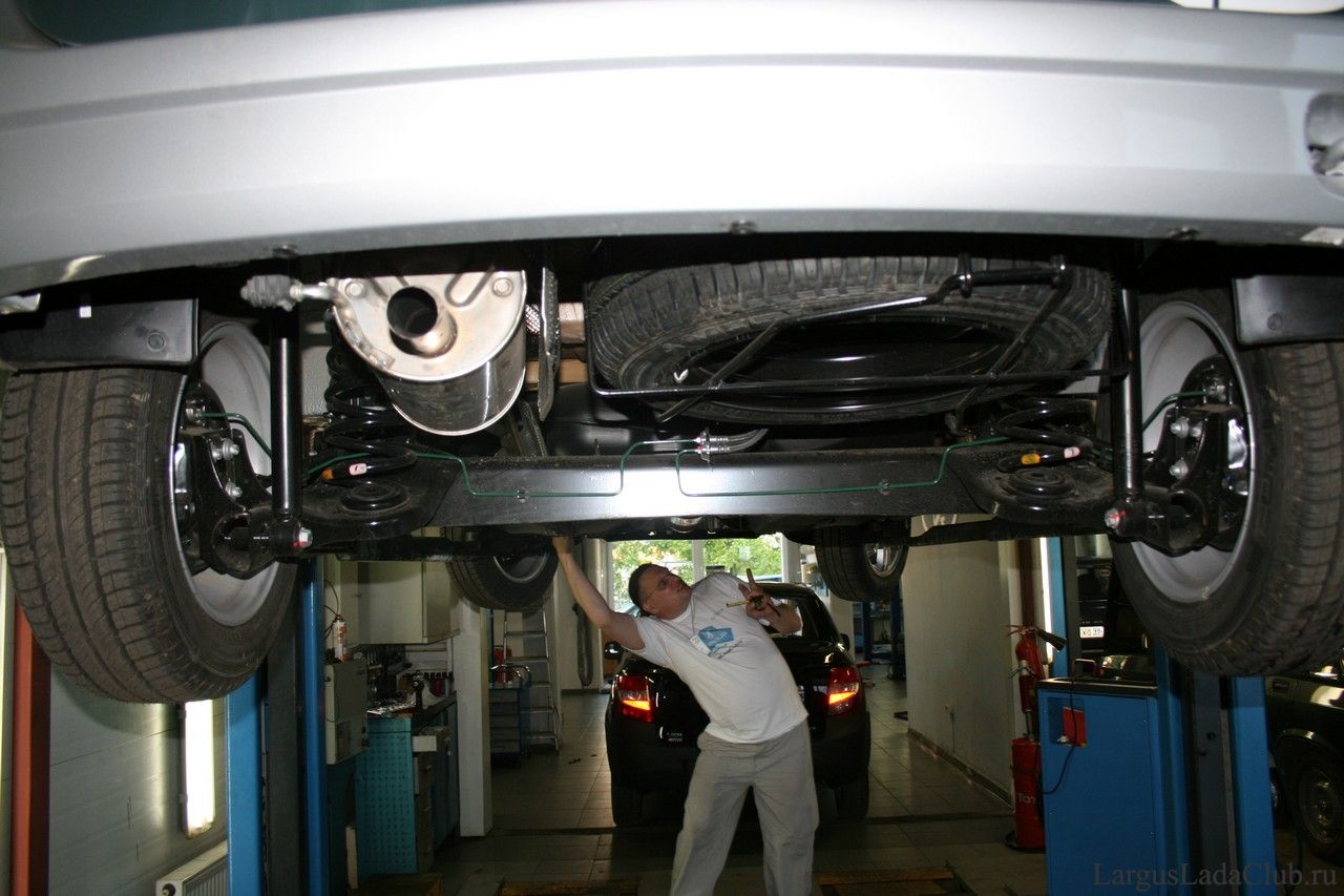 Установленный на подъемнике автомобиль Lada Largus