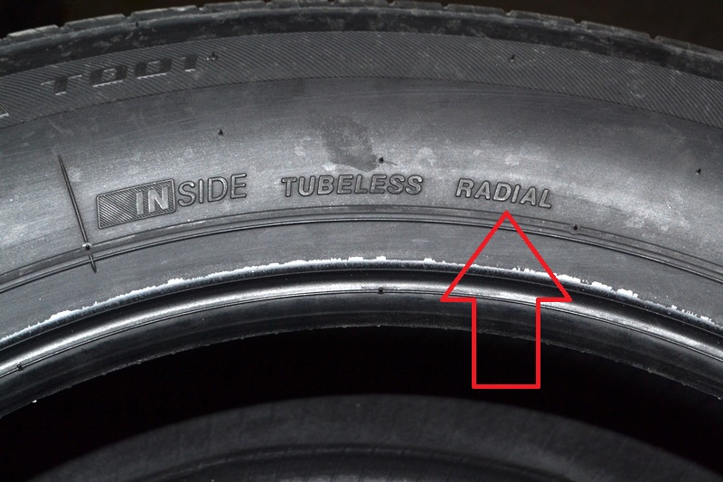 Как определить какое колесо куда. Radial Tubeless шины. Шины Kumho Radial Tubeless. Radial Tubeless направление. Обозначение шины Tubeless Radial.