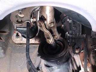 Откручиваем болт который держит кардан Nissan Primera