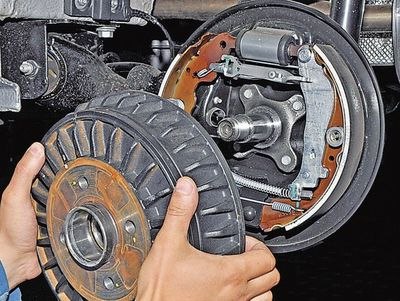 Снятый тормозной барабан заднего колеса Lada Largus