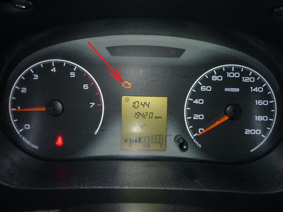 Активный сигнализатор Check Engine на панели приборов Лада Гранта (ВАЗ 2190)