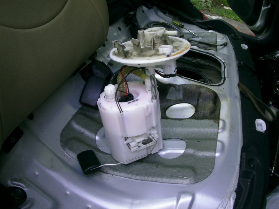 Топливный модуль в сборе на автомобиле Hyundai Solaris 2010-2016