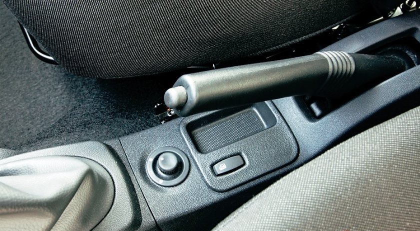 Поднятый рычаг ручного привода тормоза Lada Largus