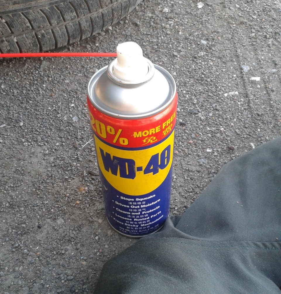 Антикоррозионная жидкость WD-40 для обработки соединений тормозных шлангов Lada Largus