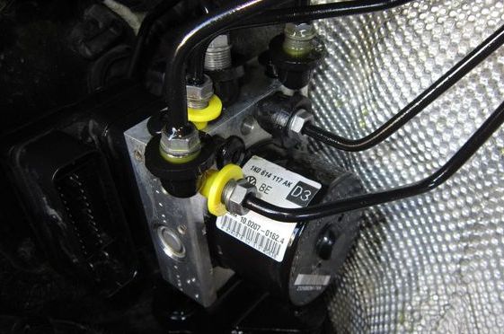 Технологические заглушки трубок блока ABS Lada Largus