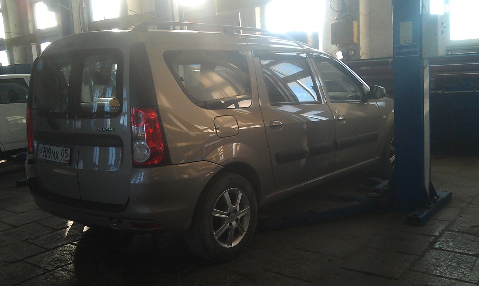 Установка на подъемник автомобиля Lada Largus