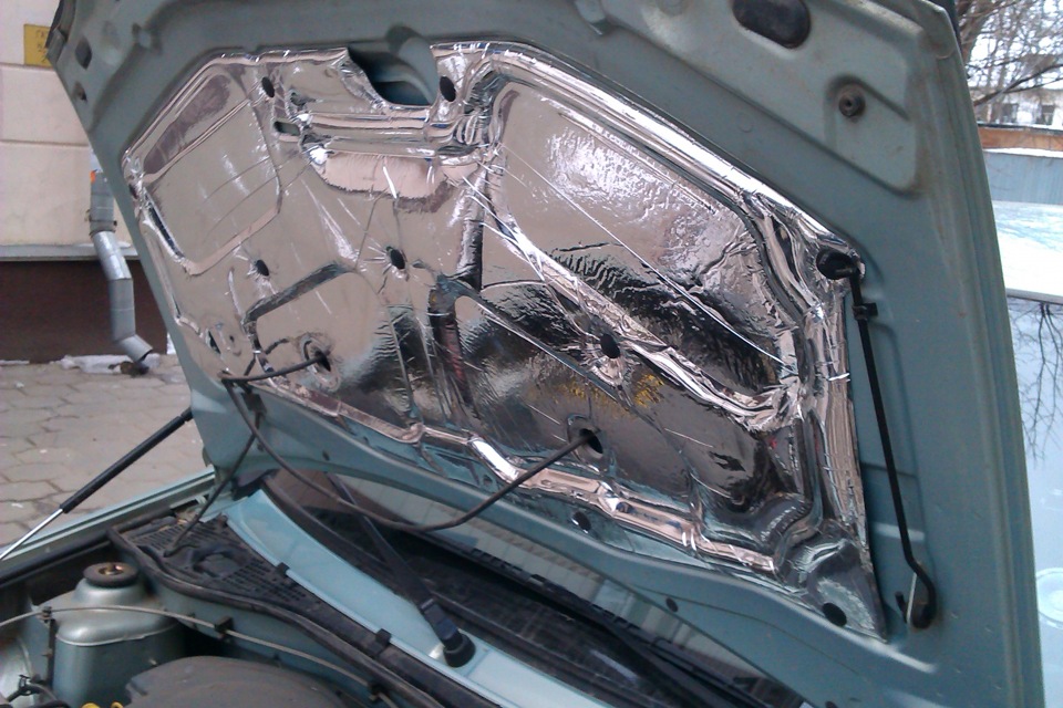 Поднятый капот автомобиля Lada Largus