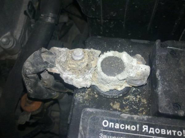 Окисленная клемма аккумуляторной батареи Lada Largus