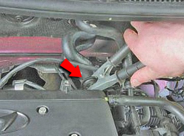 Подсоединить крокодил к массе автомобиля для подзарядки акб на автомобиле Hyundai Solaris 2010-2016