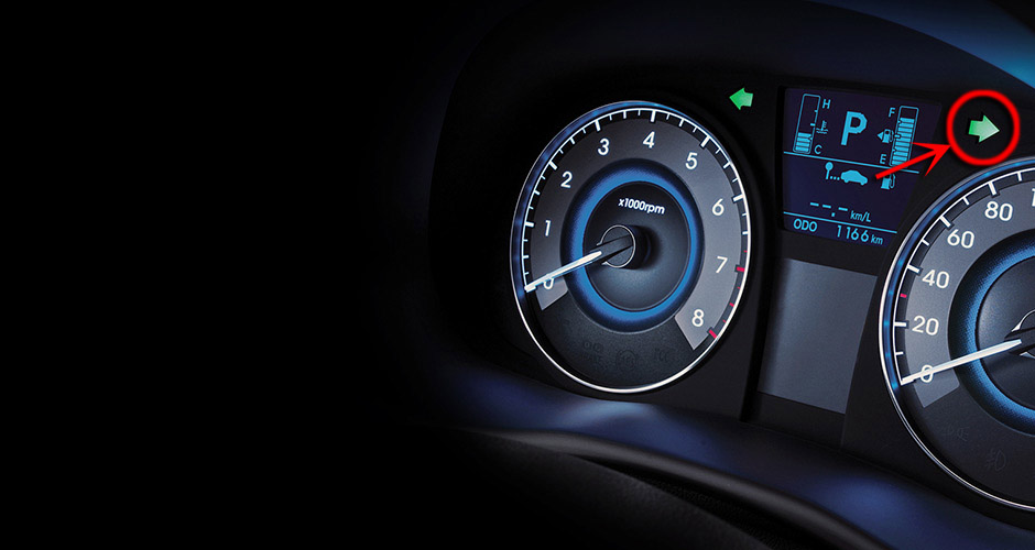 Индикатор правого поворота в комбинации приборов на автомобиле Hyundai Solaris 2010-2016