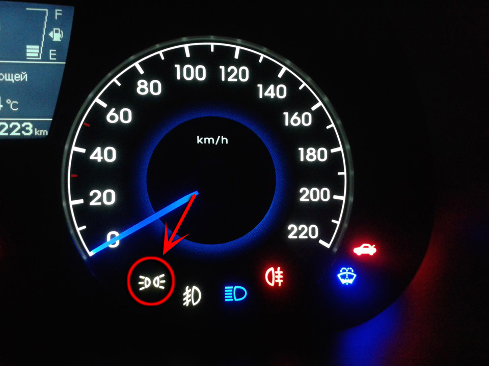 Индикатор габаритных огней в комбинации приборов на автомобиле Hyundai Solaris 2010-2016