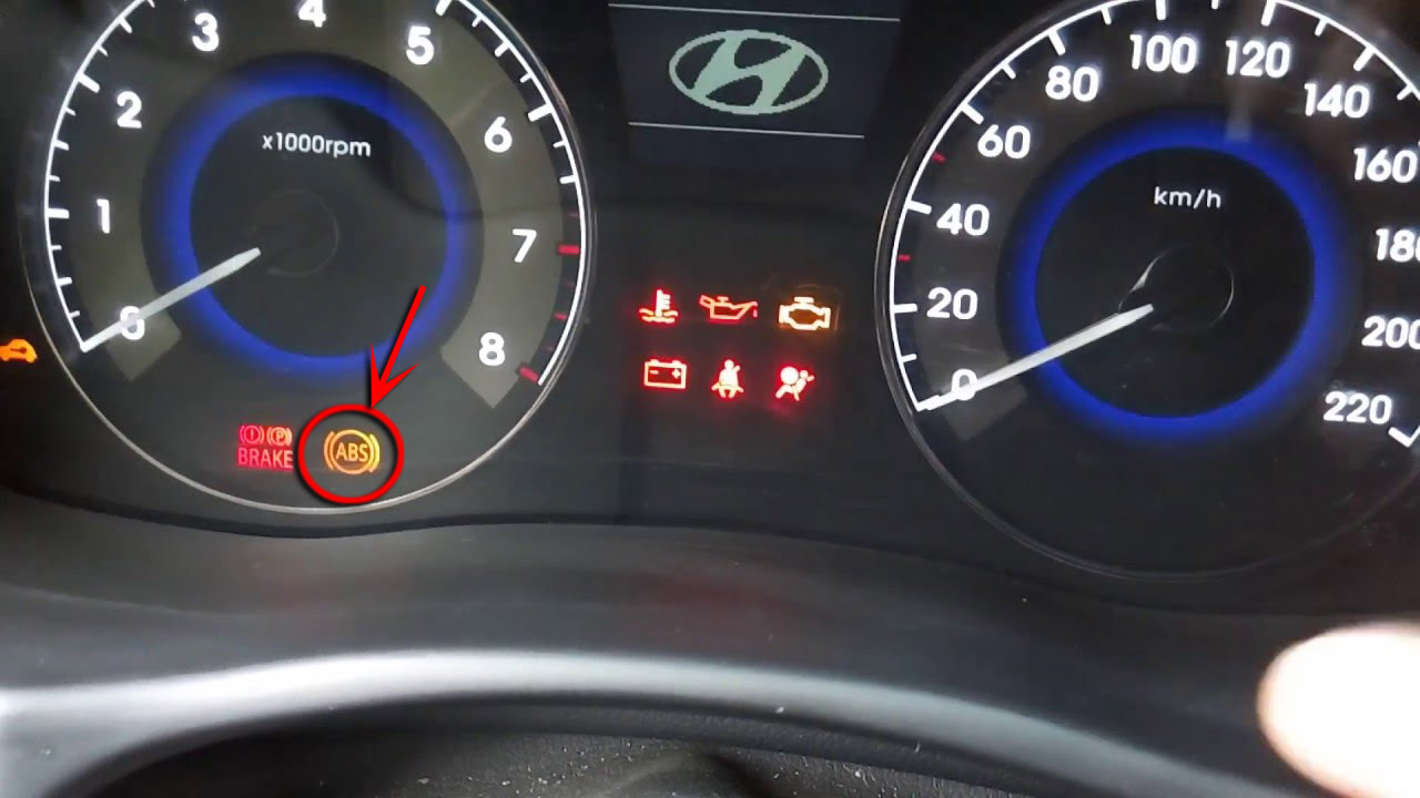 Индикатор сигнала ABS в комбинации приборов на автомобиле Hyundai Solaris 2010-2016